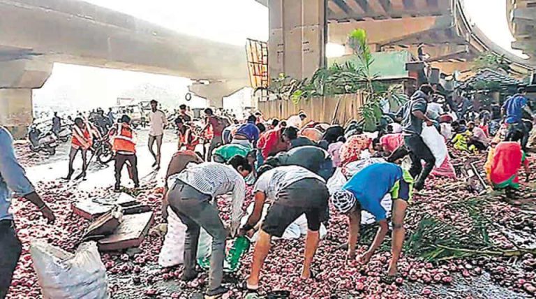 Pune residents loot onions while the injured truck driver bellows