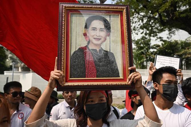 Myanmar-Cuts-Suu-Kyi-Sentence