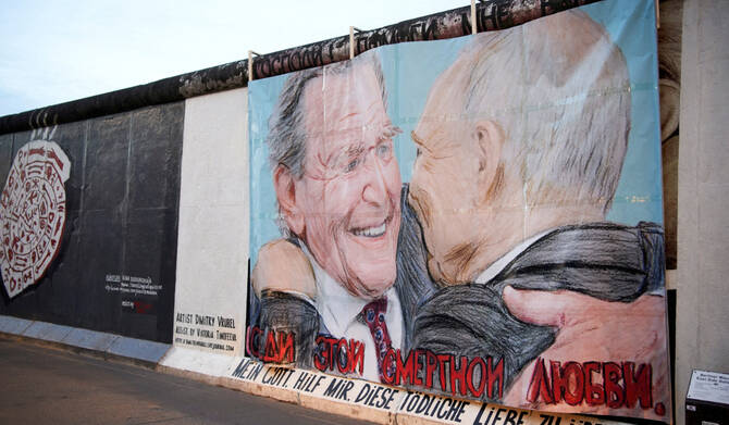 Putin Holds Private Meeting With Former German Chancellor Schroeder