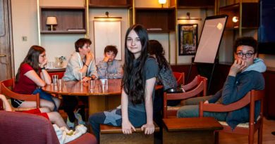 UK teenagers divided over proposed under-16 social media restrictions as parents back tougher controls